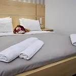 Laurus Airport Tuzla モーテル 3*