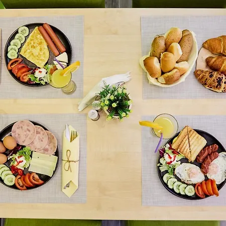 Laurus Airport Tuzla Motell 3*